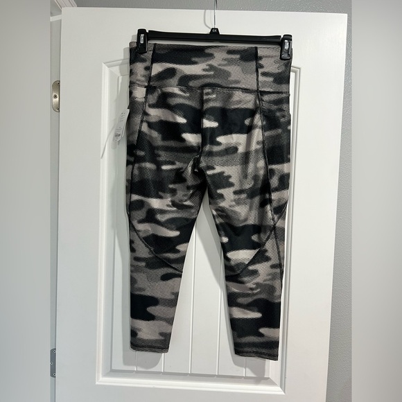 Xersion Pants - Women’s crap Capri leggings black white grey PXL highrise‎ XERSION petite